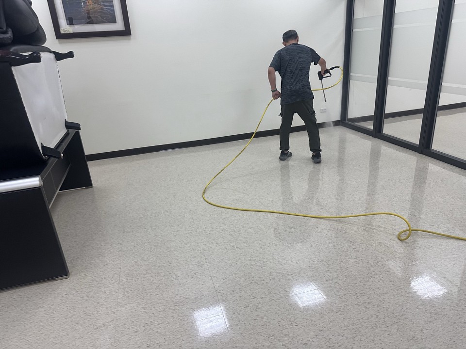 地板清洗除蠟前預噴藥劑浸泡