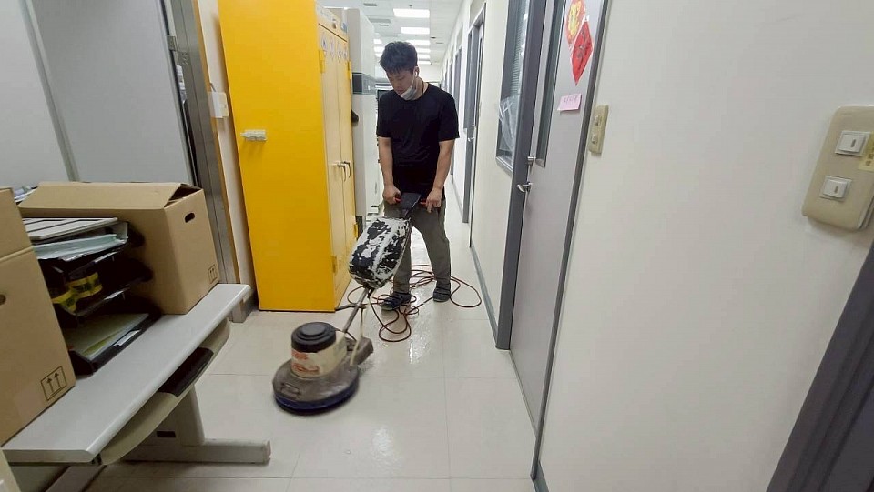 地板清洗機搭配3M去污墊刷洗除蠟